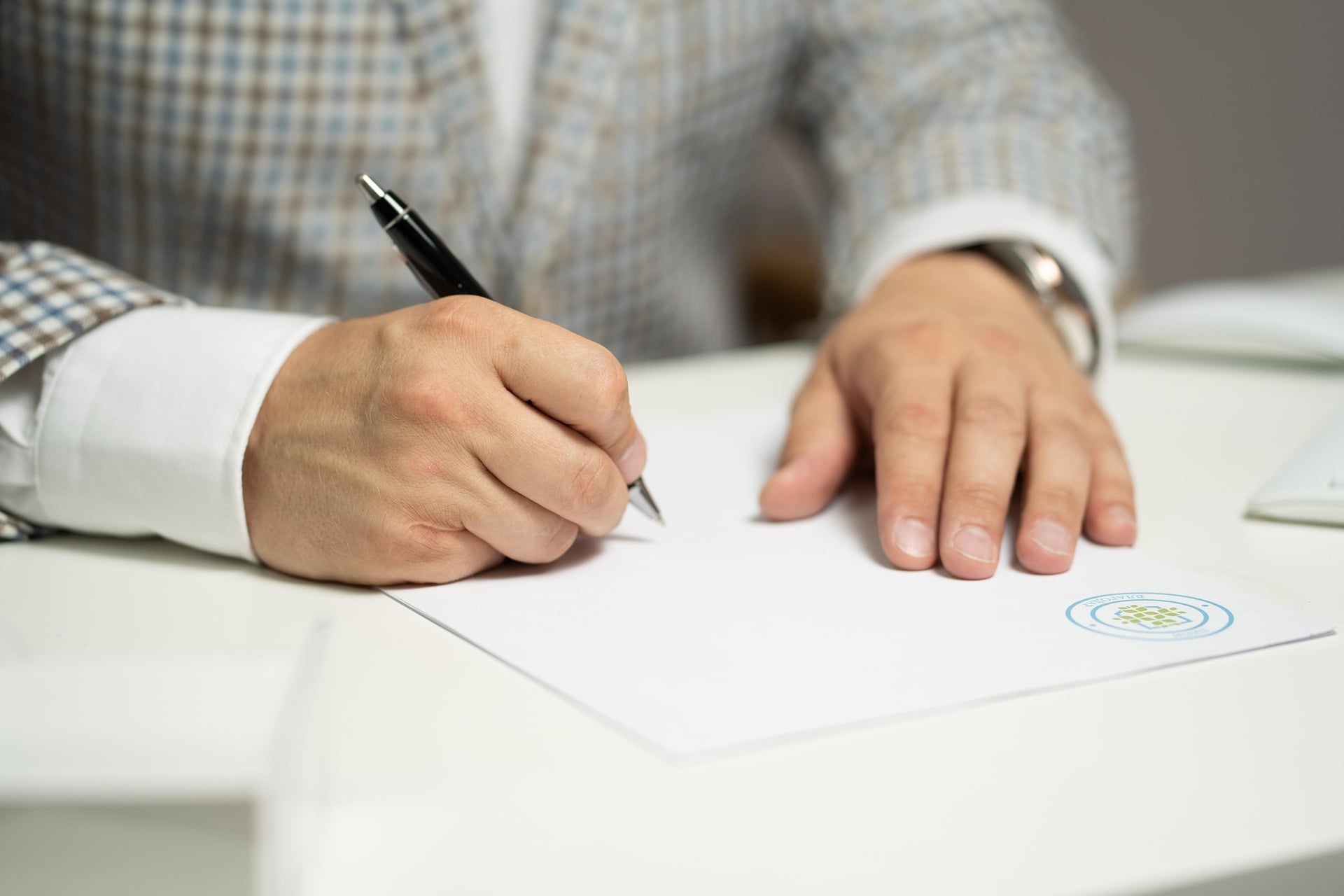 How to Draft a Legal Puppy Contract: Health Guarantees for Breeders